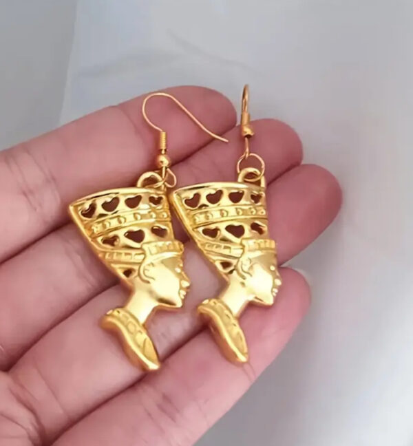 Egyptian Queen Nefertiti Earnings